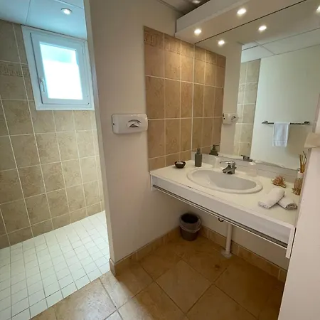 L'overlord לינה וארוחת בוקר 3*